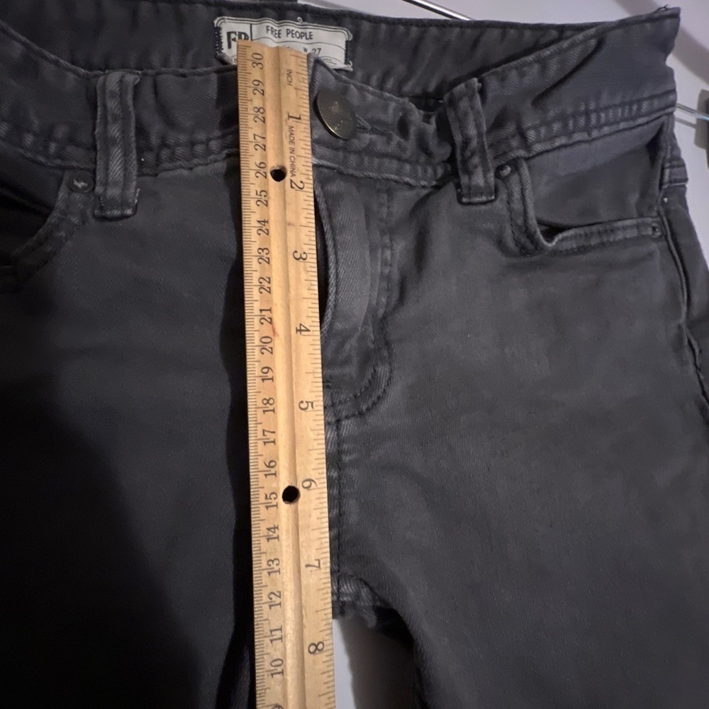FP Free People Cropped Jeans Women's Size W 27 Gray Mid Rise Distressed Raw Hem - Picture 6 of 8